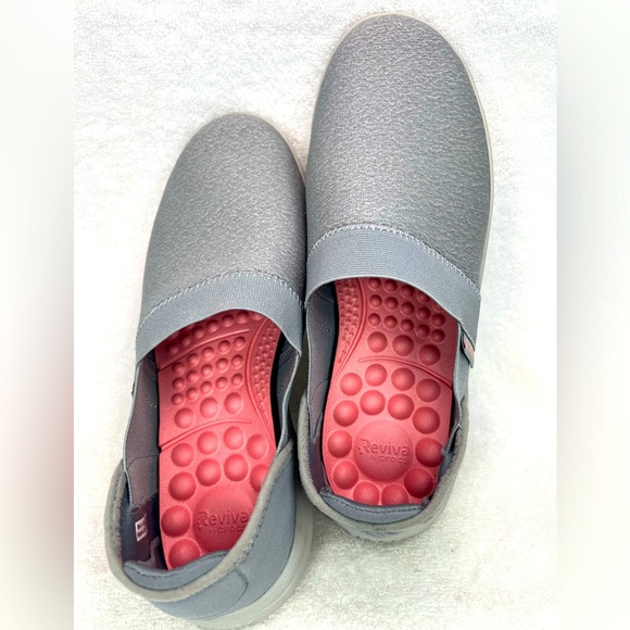 Crocs Reviva Gray Slip-Ons w/ Massaging Bubble Comfort - Like New - Picture 3 of 6
